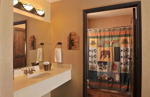 Onalaska House | Stoney Creek Onalaska, Theme Suite, Dry Bar, Whirlpool | 3 Units