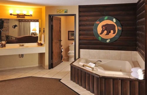 Onalaska House | Comfort Meets Rustic: Scenic Views w/ Cozy Rooms in Onalaska | 4 Units