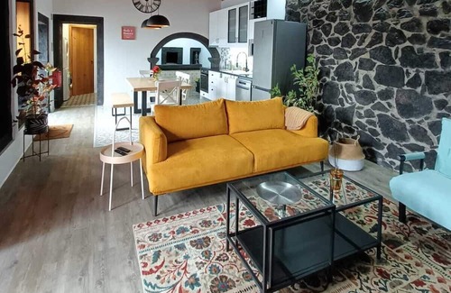 Angra do Heroismo House | Holiday Home 'Casa Do Poço - Casa Grande' with Shared Terrace and Wi-Fi