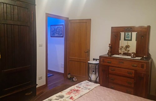 Panicale House | Holiday Home 'Casa Vacanza La Quercia A Panicale' with Shared Pool, Wi-Fi and Air Conditioning