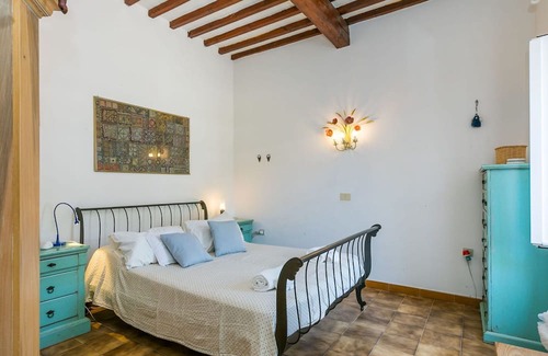 Pescia Romana Apartment | Cosy apartment for 6 people with WIFI, pool, A/C, TV, patio, pets allowed and parking