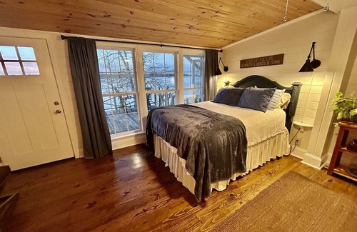 Dundee House | The Bella Luna on Moon Lake near Clarksdale, MS