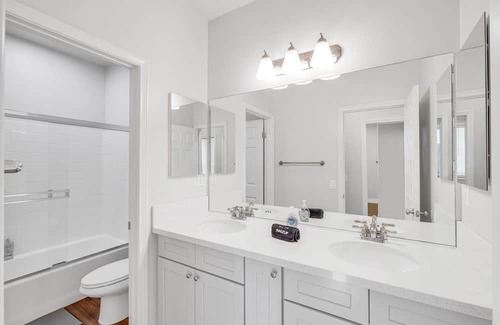 Mira Loma House | 4B2.5B/Private Hot tub/Amazing pool/Private garden