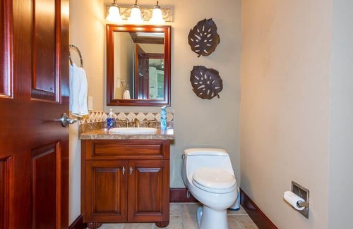 Birch Park Finger Streets House | Barefoot to Ocean. Accommodates 6 to 8. Walk to Shopping & Restaurants. Pool