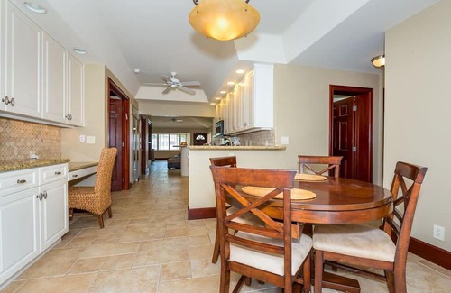 Birch Park Finger Streets House | Barefoot to Ocean. Accommodates 6 to 8. Walk to Shopping & Restaurants. Pool