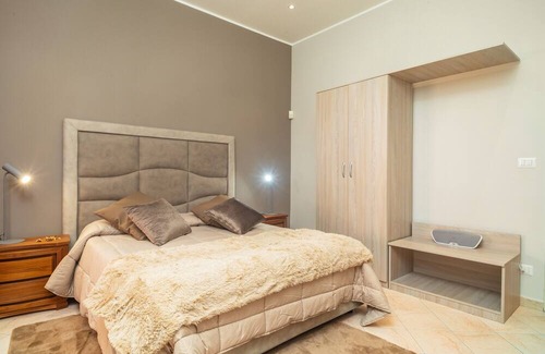 Belpasso House | Holiday Home 'Le 100 Sculture Apartment' with Mountain View, Wi-Fi and Air Conditioning