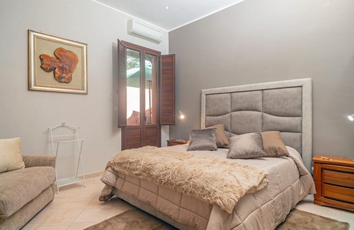 Belpasso House | Holiday Home 'Le 100 Sculture Apartment' with Mountain View, Wi-Fi and Air Conditioning