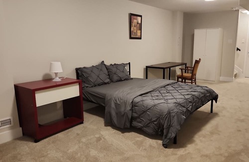 Ottawa Division House | Stylish & Modern 4BD/3.5 Bath Townhome w/Self Check-In+Kitchen & ParkinginKanata