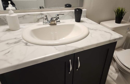Ottawa Division House | Stylish & Modern 4BD/3.5 Bath Townhome w/Self Check-In+Kitchen & ParkinginKanata