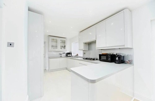 Purley House | 5BR Family Home Close to Parks and City Links