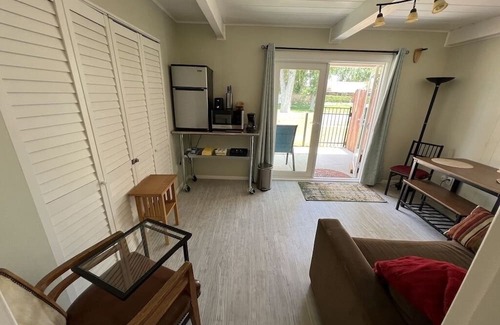 Riverside House | Quiet Space with a Box Spring Mountain View
