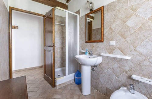 Radicondoli Apartment | Beautiful apartment for 8 people with pool, WIFI, veranda, panoramic view and parking