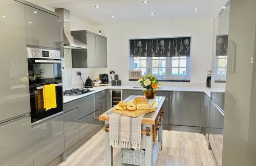 Brondini House | Pass the Keys | Rosedale Cottage | Large Pool! | Pass The Keys