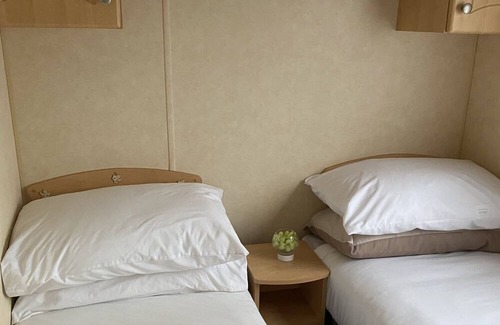 Leven Cabin | Beautiful 2-Bed Caravan situated near Leven, Fife