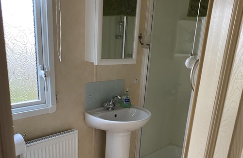 Leven Cabin | Beautiful 2-Bed Caravan situated near Leven, Fife