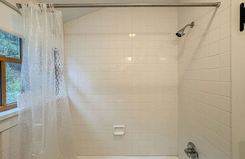 Town of Marbletown Cottage | NEW: Riverfront Cottage w/ Hot Tub, Sauna & Pond