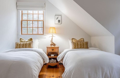 Town of Marbletown Cottage | NEW: Riverfront Cottage w/ Hot Tub, Sauna & Pond