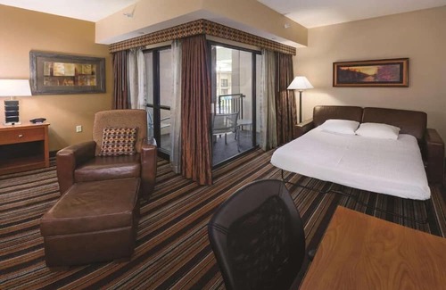 South Loop House | Shop, Play & Relax: Ideal Stay with On-Site Water Park & Dining
