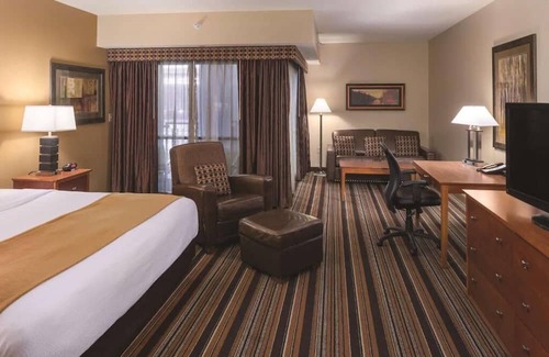 South Loop House | Shop, Play & Relax: Ideal Stay with On-Site Water Park & Dining