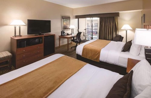 South Loop House | Adventure & Relaxation: Stylish Rooms with Pool & Fitness Center