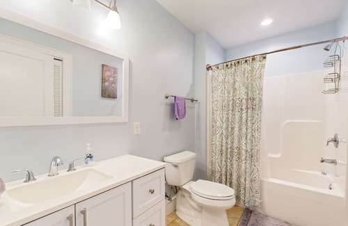 Campobello House | Dog-friendly getaway on 11 acres with a sunroom, washer/dryer, & central AC