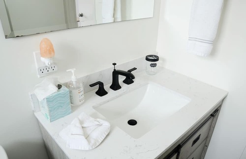 El Segundo House | Coastal Charm Retreat: 2bdr, Fully Private Guesthouse 10mins to LAX, Beach, SoFi