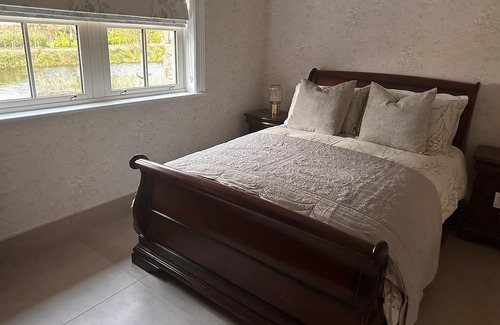Maam Cross Cottage | beautiful lakeside cottage situated in the heart of connemara
