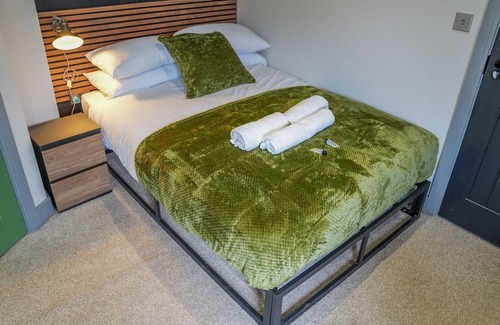 Beeston Apartment | Modern work Retreat with Dedicated Workspace | Pass the Keys