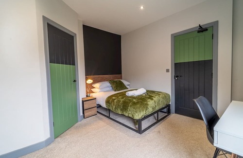 Beeston Apartment | Modern work Retreat with Dedicated Workspace | Pass the Keys