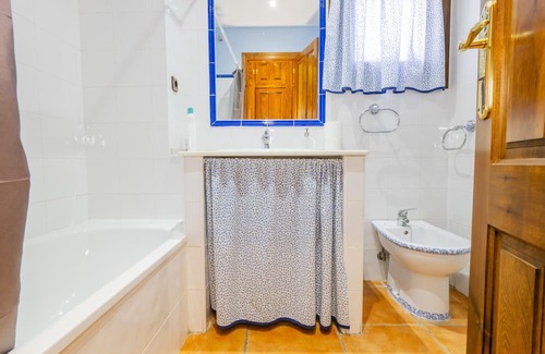 Zafarraya Cottage | Cubo's La Casa de Tita Elvira 12 PAX / community pool / adapted bathroom