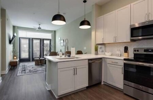 Sobro Apartment | Top Floor Luxury-Steps to Broadway with a pool!