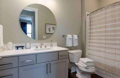 Sobro Apartment | Top Floor Luxury-Steps to Broadway with a pool!