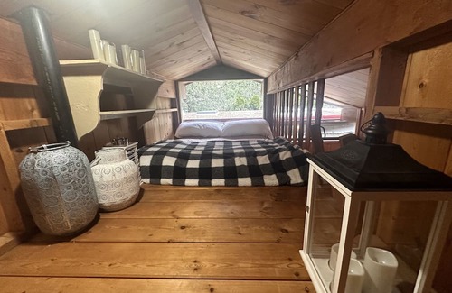 Sardis House | 3 Bedroom 2 Bathroom Waterfront Cabin on the River W/ Mini Loft W Fire Pit