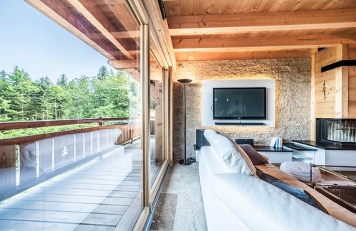 Thollon-les-Memises Ski Chalet | Chalet 'Le P'tit Suisse, Chalet Savoyard' with Lake View & Mountain, Private Terrace and Wi-Fi