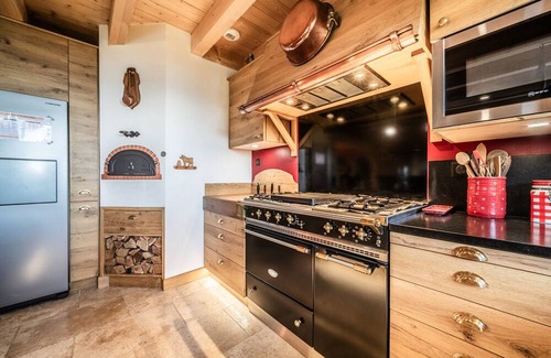 Thollon-les-Memises Ski Chalet | Chalet 'Le P'tit Suisse, Chalet Savoyard' with Lake View & Mountain, Private Terrace and Wi-Fi