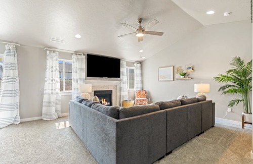 Caldwell House | New Indoor Sauna, Sleeps 8, SW Caldwell, Vallivue