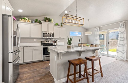 Caldwell House | New Indoor Sauna, Sleeps 8, SW Caldwell, Vallivue