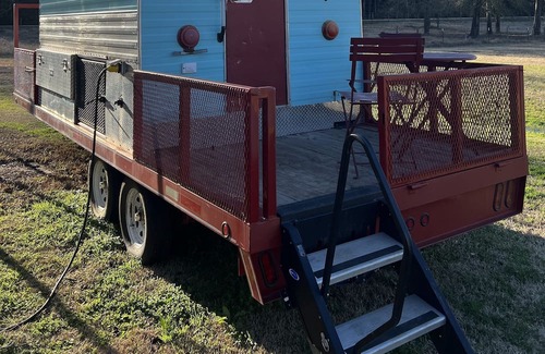 Montgomery House | Pondside Glamping in Lake Conroe