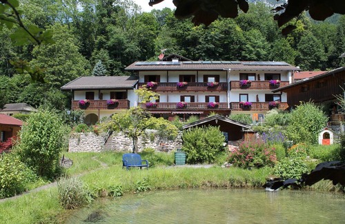 Bad Reichenhall Apartment | Gemütliche Ferienwohnung Mitten im Grünen mit Badeteich und Direktem Bergblick!