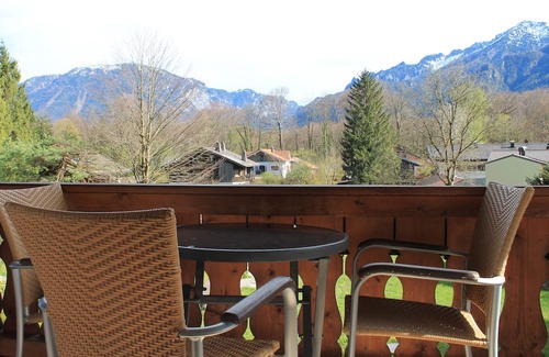 Bad Reichenhall Apartment | Gemütliche Ferienwohnung Mitten im Grünen mit Badeteich und Direktem Bergblick!