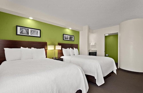 Wesley Chapel House | Stay Near The Grove - Free Breakfast, Outdoor Pool & Free Parking in 4 Units
