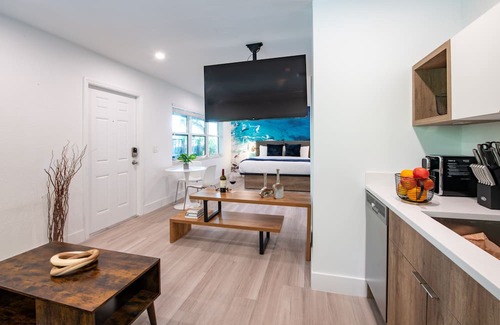Poinciana Park House | Tropical Bliss: Junior Suite in Ft Lauderdale