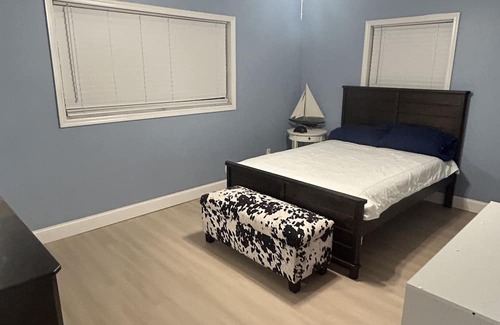 Florida Ridge House | Charming home with plenty of parking close to shopping and beaches.