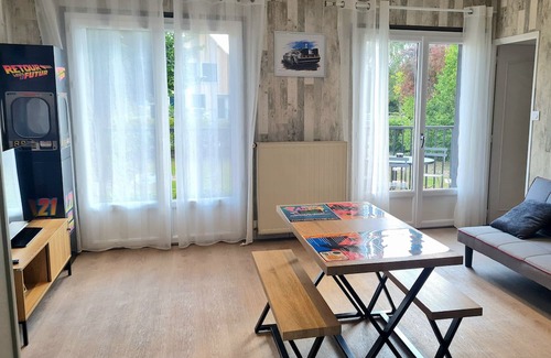 Marmagne House | Maison 2 Chambres et Jardin - Décorée Avec la Thématique Retour Vers le Futur