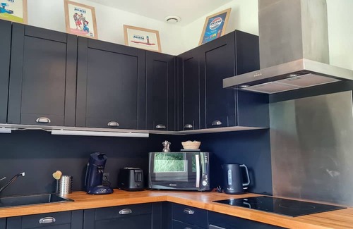 Marmagne House | Maison 2 Chambres et Jardin - Décorée Avec la Thématique Retour Vers le Futur