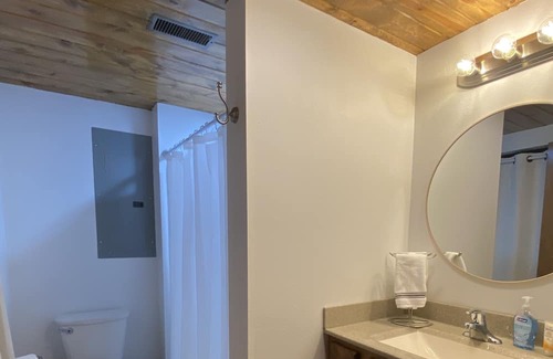 Washington Apartment | Pet friendly Studio Apartment on quiet street with extra large parking garage!
