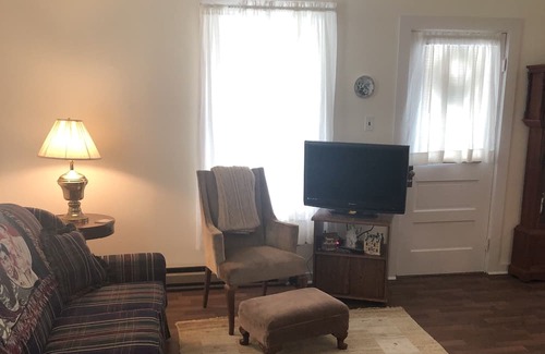 Middleburg House | Thompsons Cottage cosy place to feel at home and relax.