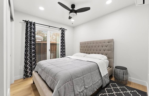 North Oak Park House | Newly Built 2bd/1ba house w/ King Sz Bed