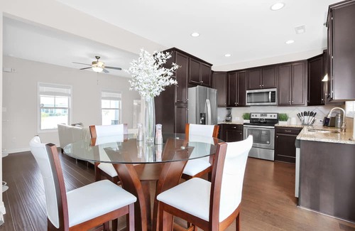 Fayetteville House | Luxury Home Conveniently Located in Fayetteville