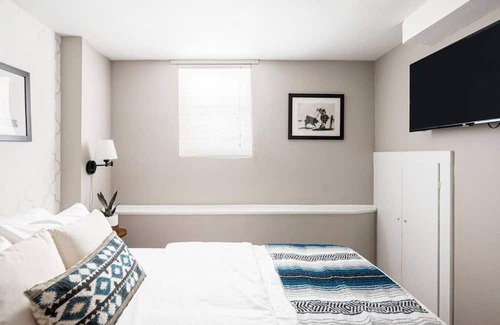 Congress Park Apartment | Remodeled Guest Suite I 5-star Location I Sleeps 4